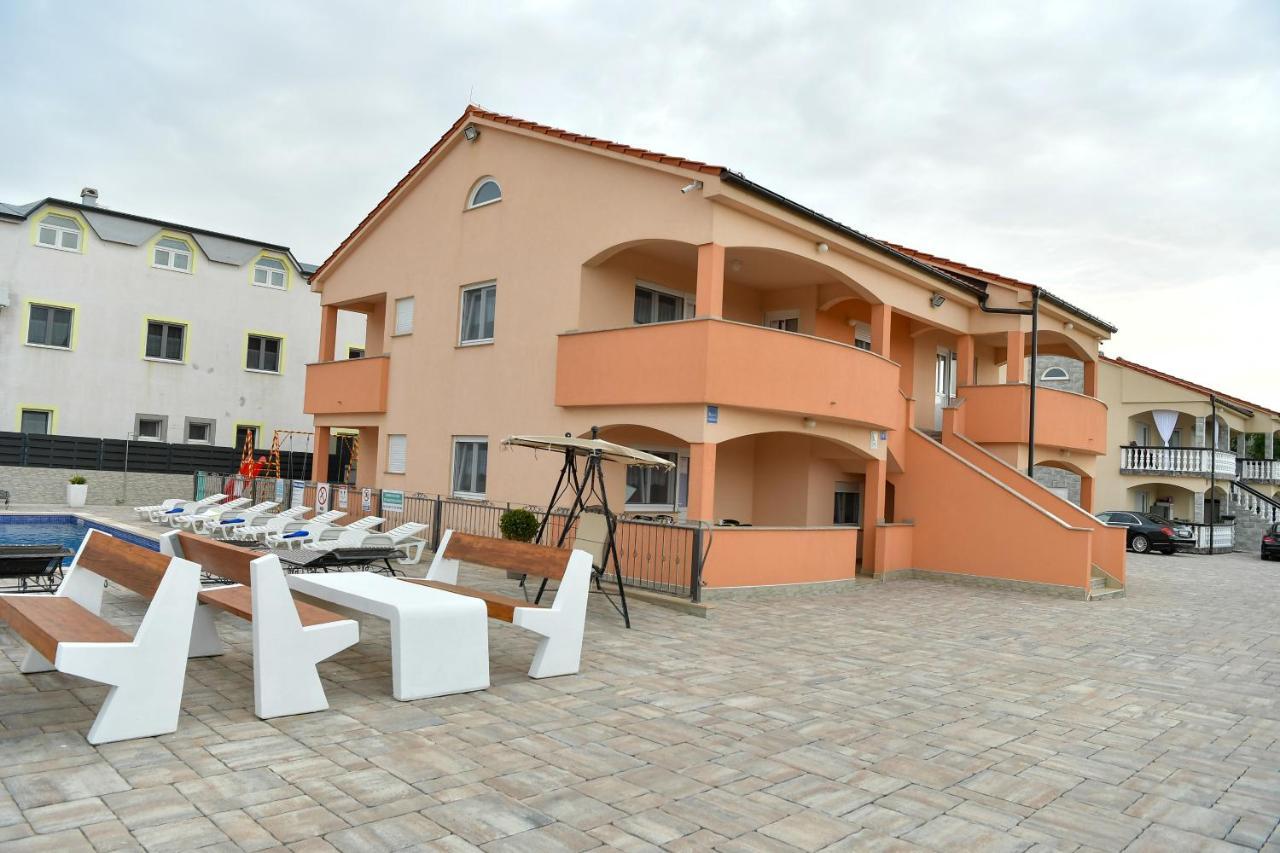 Apartments Villa Lucky Vir Exterior foto